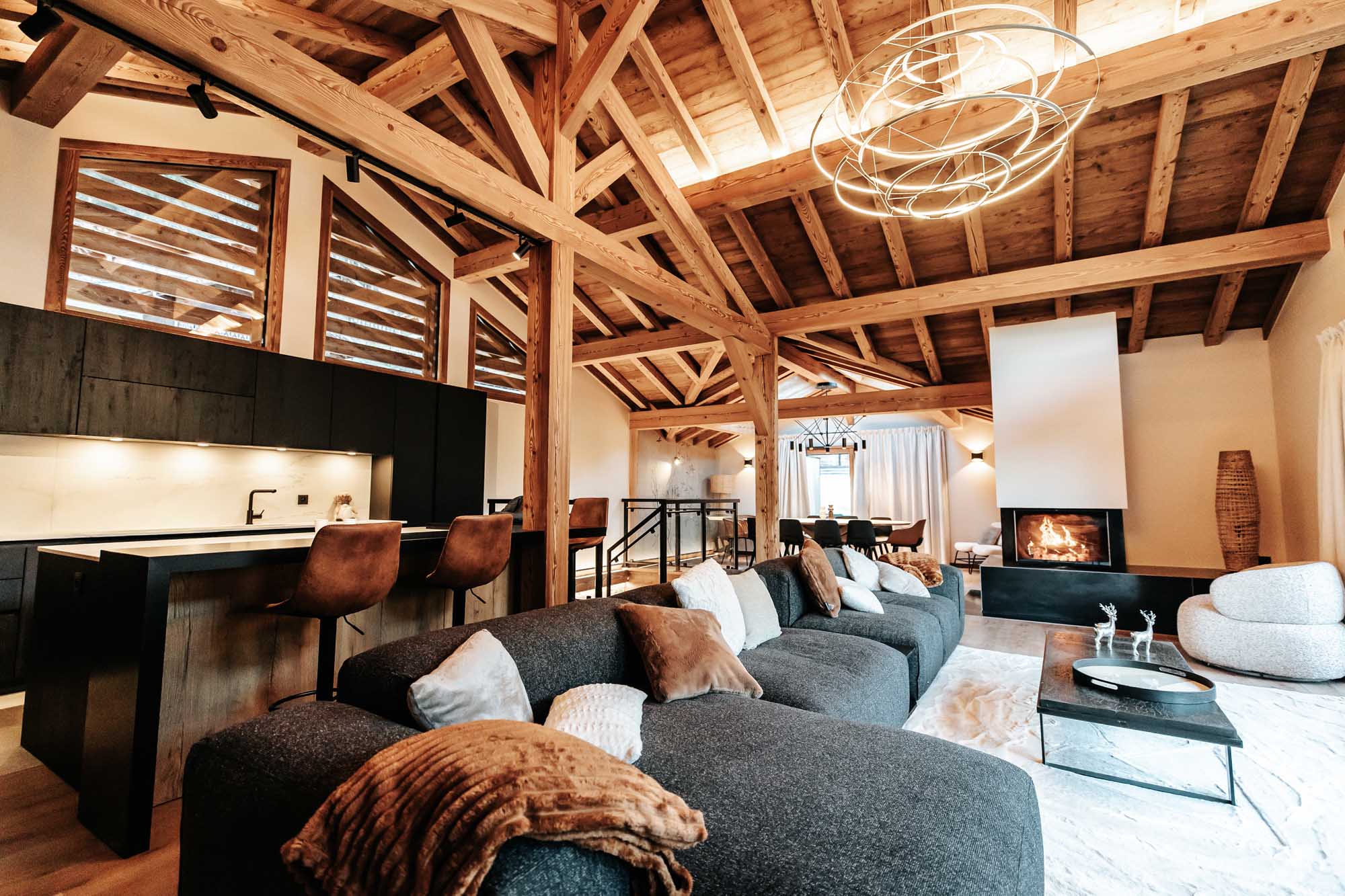 Photo de la pièce à vivre et de la cuisine ouverte du chalet Luan